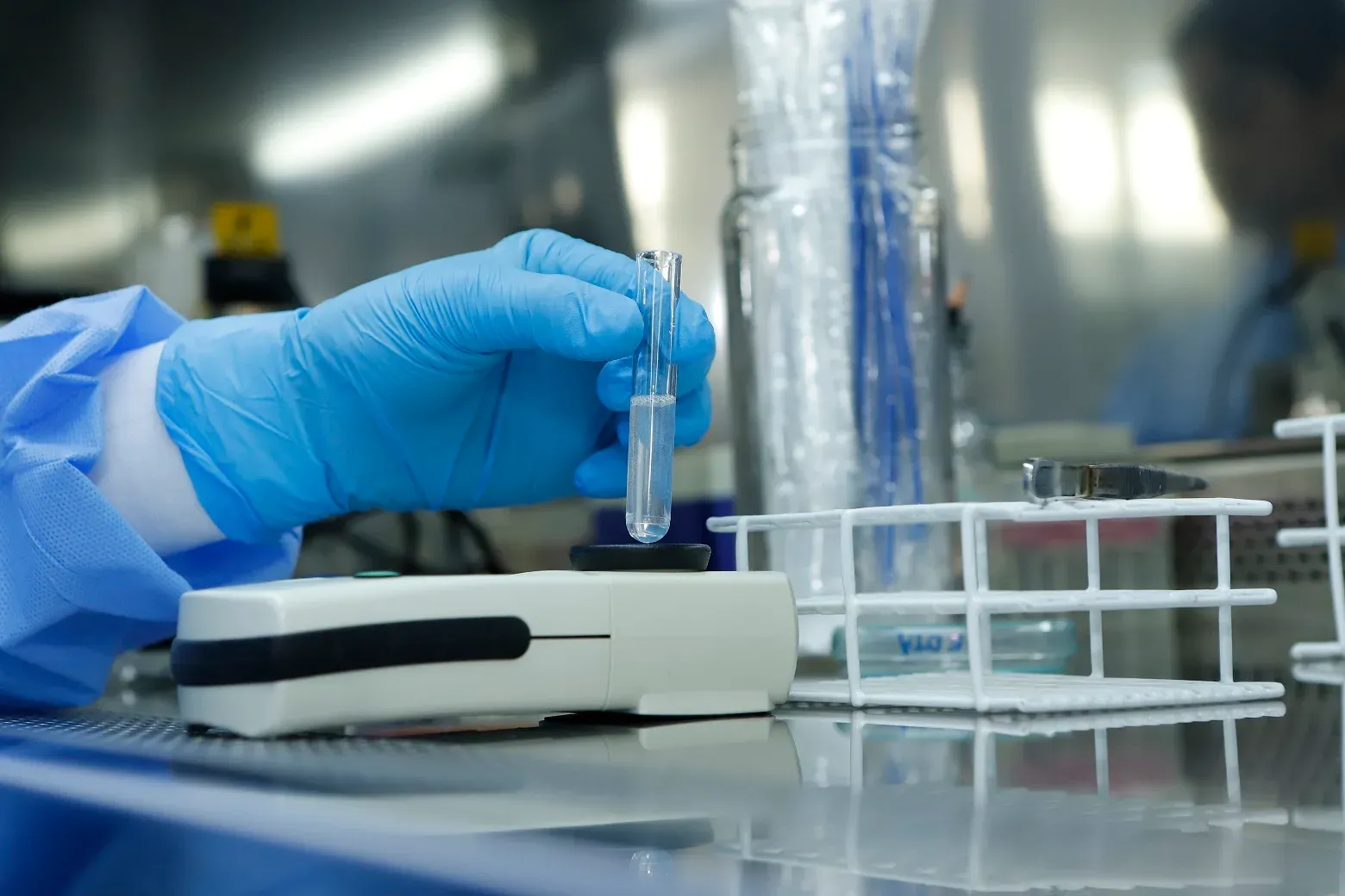 Amostra de líquido cefalorraquidiano analisada no exame de pesquisa de antígenos bacterianos